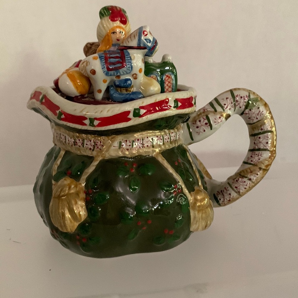 STUDIO NOVA, woodland holly Santa , shape as a teapot.not for food or liquid.